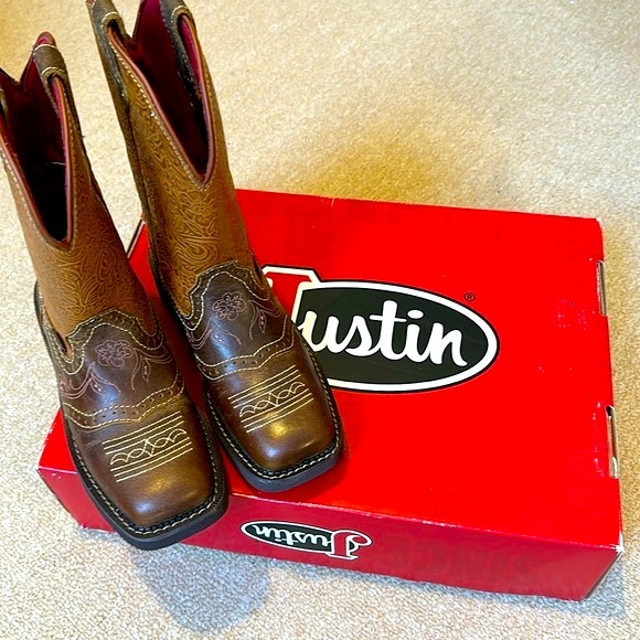 NEW! Justin Boots - women’s size 6 - embossed flowers - tan frenzy - Picture 1 of 14